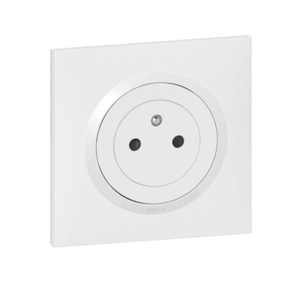 Prise de courant 2P+T Surface dooxie one 16A livrée avec plaque carrée blanche et griffes